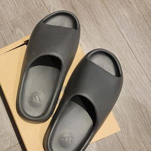 *Worn once* Yeezy x Adidas Slide